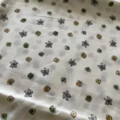 小花柄プリント生地 ホワイト　110cm×100cm