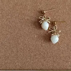 №759　リボンチャーム×苺チャームピアスイヤリング　ハンドメイド