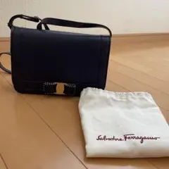 最終お値下げSalvatore Ferragamo ネイビーレザー バッグ