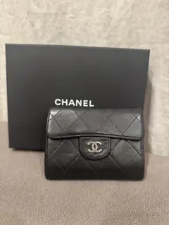 希少 CHANEL チョコバー ブラウン パテントレザー 三つ折り財布 2025年