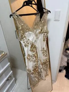 刺繍入りタイトドレス Vネック ホワイト/ゴールド