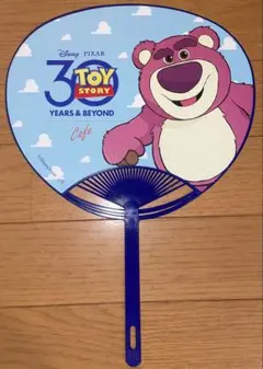 オーマイカフェ トイストーリー 30周年 予約特典 うちわ ロッツォ