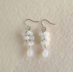 ♥️ミルクホワイトのチェコドロップゆらゆらピアス♪　白担当　ハンドメイド
