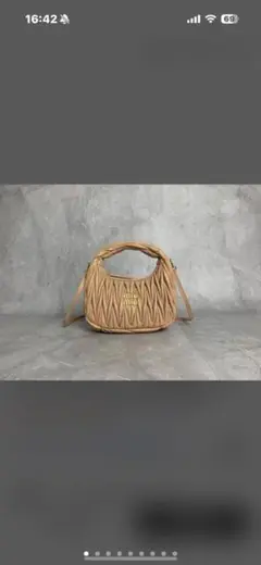 miumiu ベージュ プリーツデザイン ショルダーバッグ