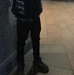 ブラックスキニーデニム（ダメージ加工）スリムフィットデニム