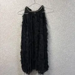 フリンジ付き黒ノースリーブドレス