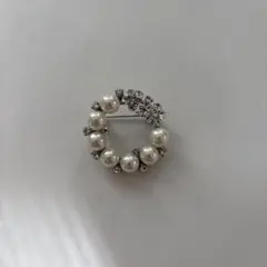 パールとクリスタルの円形ブローチ