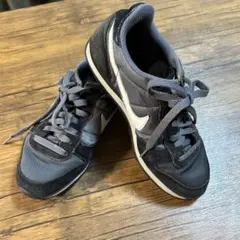 ブラックスニーカー