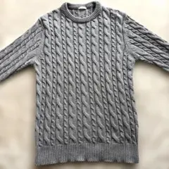 グレー ケーブルニット クルーネックセーター
