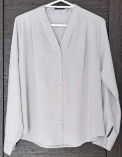 グラシア　パールボタン　Vネック　ブラウス　ライトグレー　オフィス