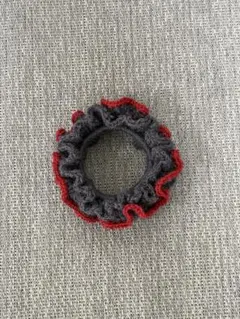 グレーと赤のフリルシュシュ