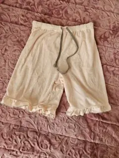 ベージュ フリル付きショートパンツ Mサイズ