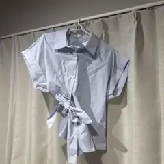 リボン付きライトブルー半袖シャツ