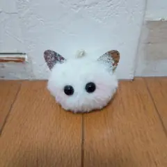 ふわふわ 猫 マスコット キーホルダー 白 キラキラお耳のねこちゃんキーホルダー