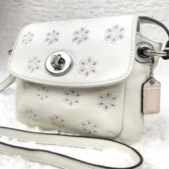 【良品】コーチ ショルダーバッグ ターンロック パンチング 花 刺繍 白　桜