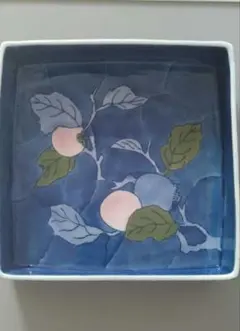 青色果物デザインの四角い皿