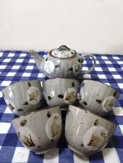 週末値下げしてます❢❀山茶花模様の陶器製急須と湯呑みのセット❀