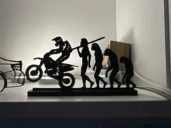 エンデューロバイクに乗る人　人類の進化　オブジェ