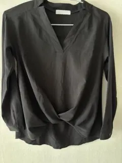 黒 Vネック 長袖シャツ