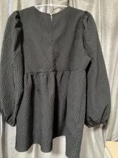 黒いテクスチャー長袖チュニック