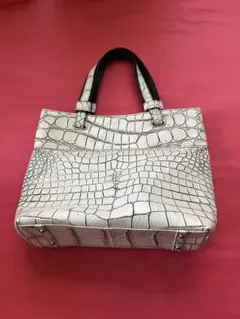 クロコダイル風シルバーハンドバッグ