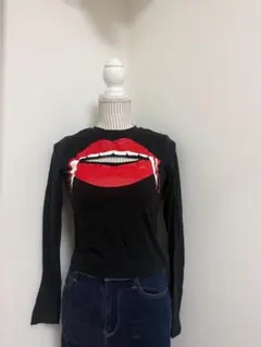 【H&M】リップ柄 カットアウト 長袖Tシャツ ブラック