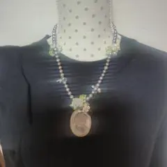 カメオペンダントのビーズネックレス