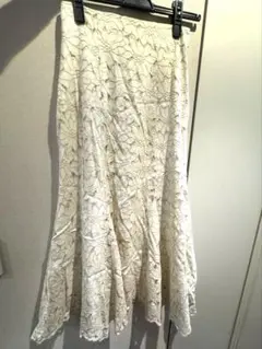 ナチュラルビューティーベーシック　アイボリー 花柄刺繍 ロングスカート