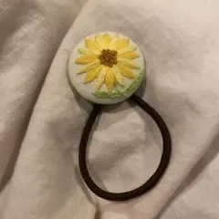 ひまわり刺繍☆2.7センチくるみボタンヘアゴム2点 ひまわり刺繍のくるみボタンで作ったヘアゴム（モスグリーン
