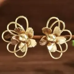 花デザインの金色ピアス　可愛い　お洒落　個性的　カジュアル　新品　未使用