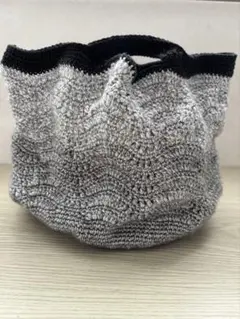 グレーと黒の波模様かごバッグ