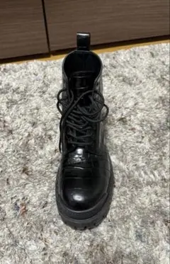 balenciaga strike bootsのサムネイル