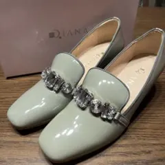 DIANA ビジュー付きパンプス エナメル調のサムネイル