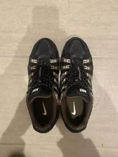 Nike ブラック/ゴールド スニーカー