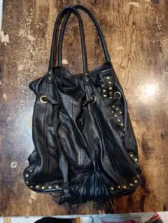 黒いレザーショルダーバッグ スタッズ付き
