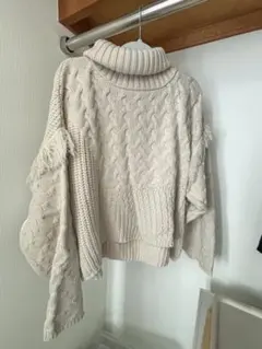 アイボリー ケーブルニット タートルネック