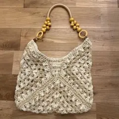 クリーム色のかごバッグ