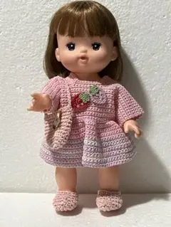 ソランちゃんの編みワンピース❣️ピンクの糸も整理中❗️バッグの手袋メタルが可愛い