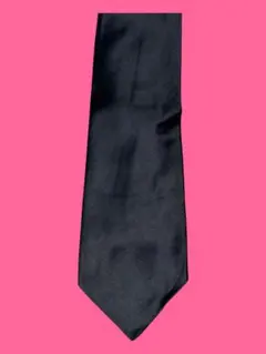 DOI シンプルな黒のサテンネクタイ
