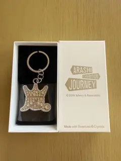 嵐を旅する展覧会　スワロフスキー　キーホルダー　ゴールド 新品未使用】嵐を旅する展覧会 スワロフスキーキーホルダー ゴールド
