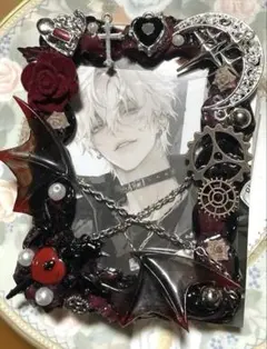 トレカデコレッドブラック　ホイップデコ　硬質ケースデコ 羽　月　歯車　薔薇