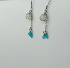 ホワイトオパールのチタンピアス