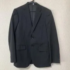 コムサイズムのブラックビジネススーツ