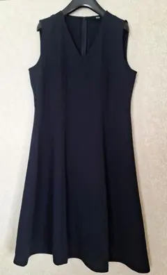 ユニクロ　クレープフレアVネックワンピース（ノースリーブ）