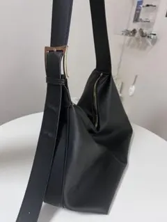 黒い合成皮革ショルダーバッグ