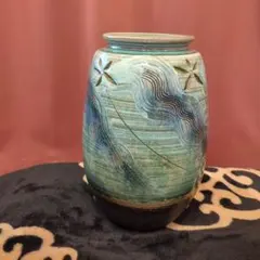 青と緑の波模様の陶芸花瓶