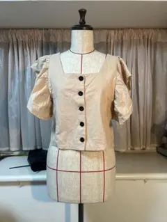 ベージュ ボタン付き パフスリーブ シャツ