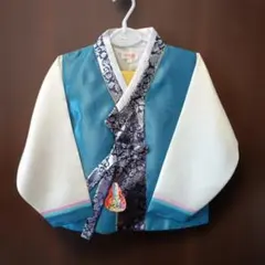 伝統的な韓国衣装（チマチョゴリ）とパンツ