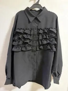 フリル付きブラック長袖シャツ
