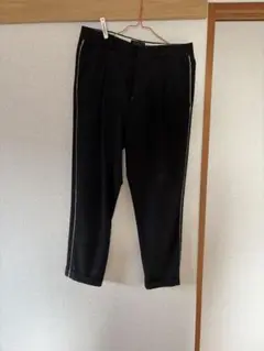 ZARA 黒のスラックス サイドライン付き